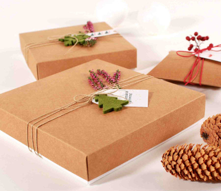 Boîte cadeau plate en carton avec décorations de Noël Boîte cadeau plate en carton avec décorations de Noël