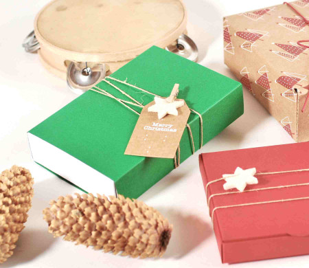 Petite boîte en carton avec des décorations de Noël