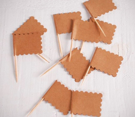 Petits Drapeaux pour Fêtes : Kit de 10 Unités !