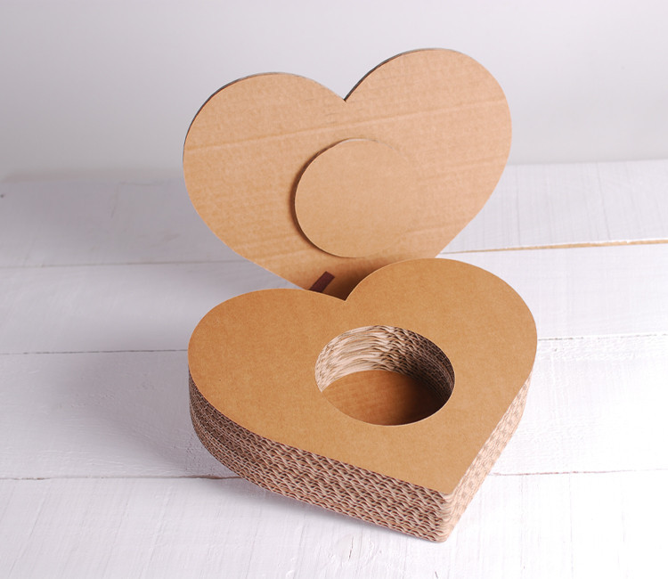 Cœur en carton décoratif, un cadeau rempli d'amour! Cœur en carton décoratif, un cadeau rempli d'amour!