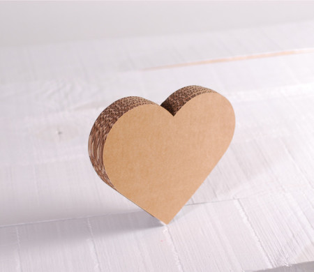 Petit cœur en carton, un cadeau rempli d'amour