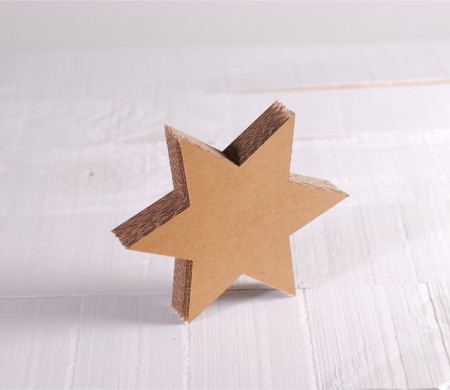 Étoile en carton avec une touche hadmade