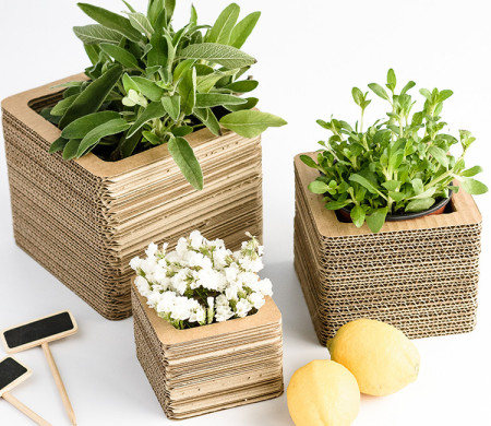 Vases en carton décoratif