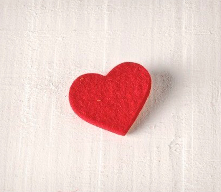 Coeur en feutrine rouge décoratif