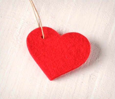 Pendentif en cœur de feutrine, avec beaucoup d'amour!