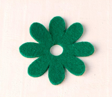 Marguerite en feutrine pour décorer des cadeaux originaux