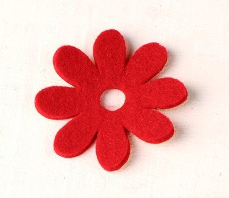 Marguerite en feutrine pour décorer des cadeaux originaux
