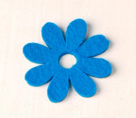 Marguerite en feutrine pour décorer des cadeaux originaux