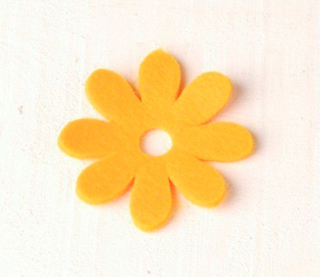 Marguerite en feutrine pour décorer des cadeaux originaux