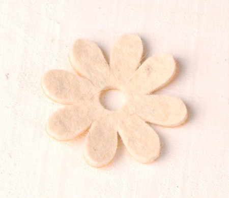 Marguerite en feutrine pour décorer des cadeaux originaux