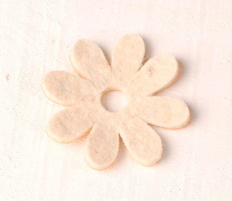 Marguerite en feutrine pour décorer des cadeaux originaux
