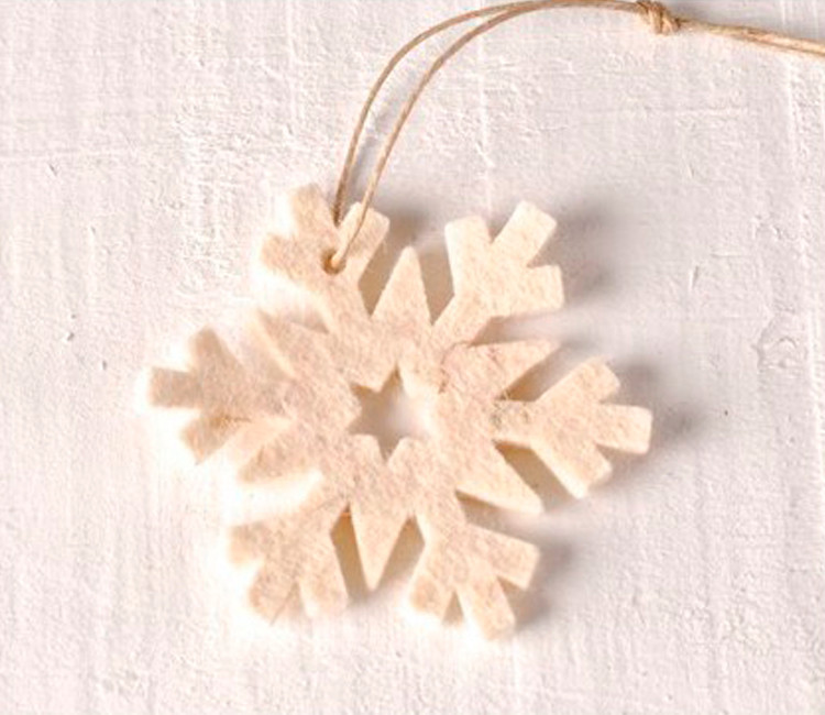 Flocon de neige en feutrine décoratif pour cadeaux