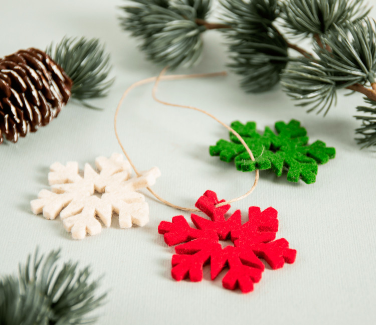 Flocon de neige en feutrine décoratif pour cadeaux