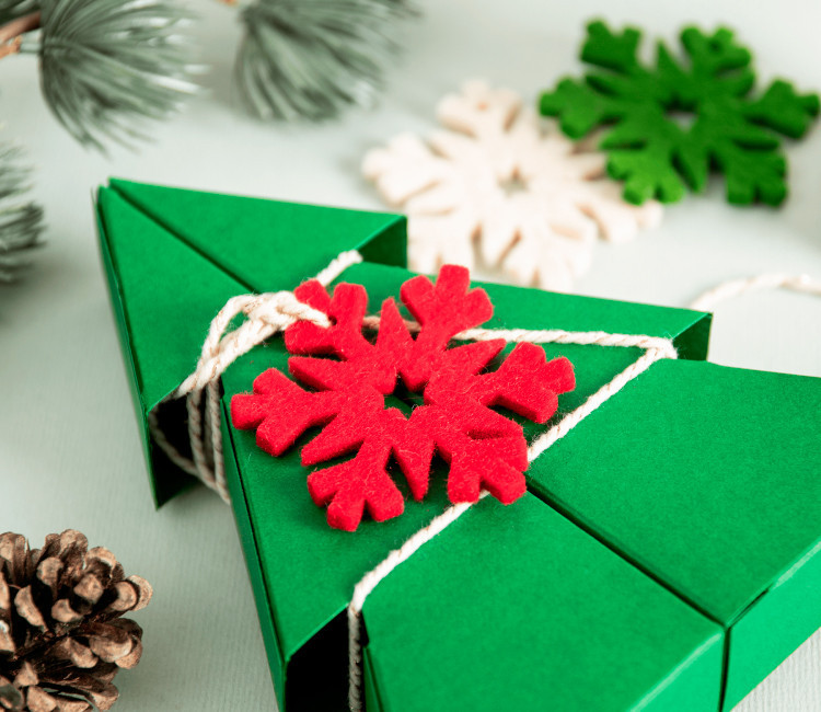 Flocon de neige en feutrine décoratif pour cadeaux