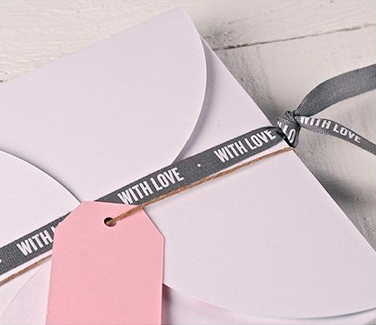 Ruban cadeau “With love” pour cadeaux plein d'amour Ruban cadeau “With love” pour cadeaux plein d'amour