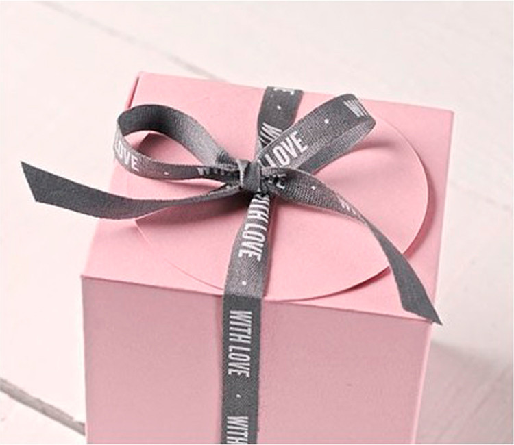 Ruban cadeau “With love” pour cadeaux plein d'amour Ruban cadeau “With love” pour cadeaux plein d'amour