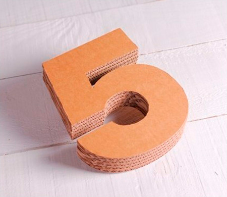 Originaux numéros en carton pour décorer, qui donnera une touche handmade à toute pièce. Des plus original, découvre-les!