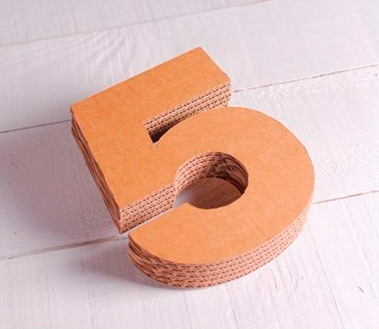 Originaux numéros en carton pour décorer, qui donnera une touche handmade à toute pièce. Des plus original, découvre-les!