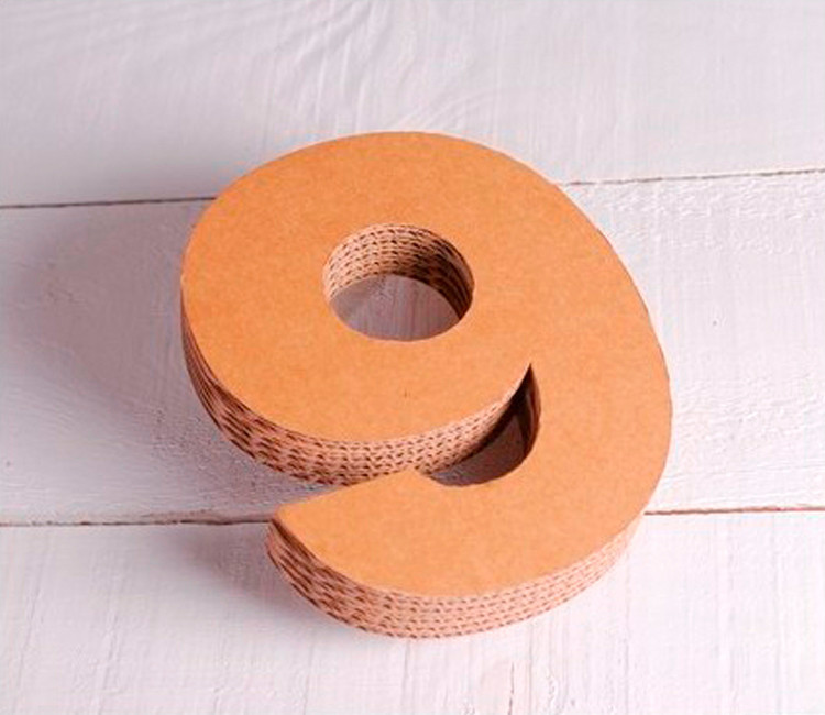 Originaux numéros en carton pour décorer, qui donnera une touche handmade à toute pièce. Des plus original, découvre-les!