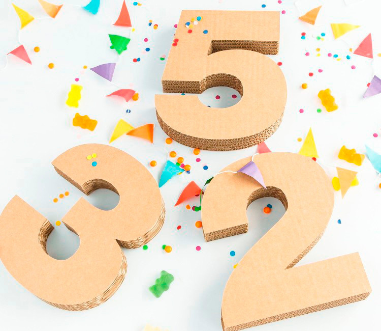 Originaux numéros en carton pour décorer, qui donnera une touche handmade à toute pièce. Des plus original, découvre-les!