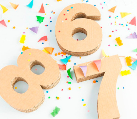 Originaux numéros en carton pour décorer, qui donnera une touche handmade à toute pièce. Des plus original, découvre-les!