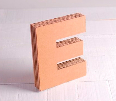 Lettres majuscules en carton décoratives