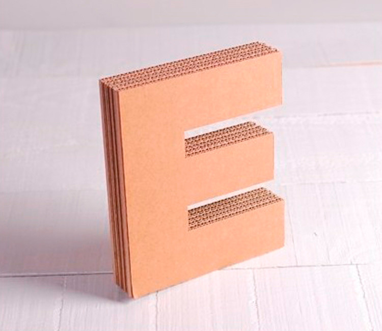 Lettres majuscules en carton décoratives