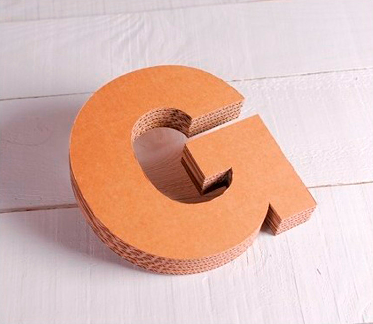Lettres majuscules en carton décoratives