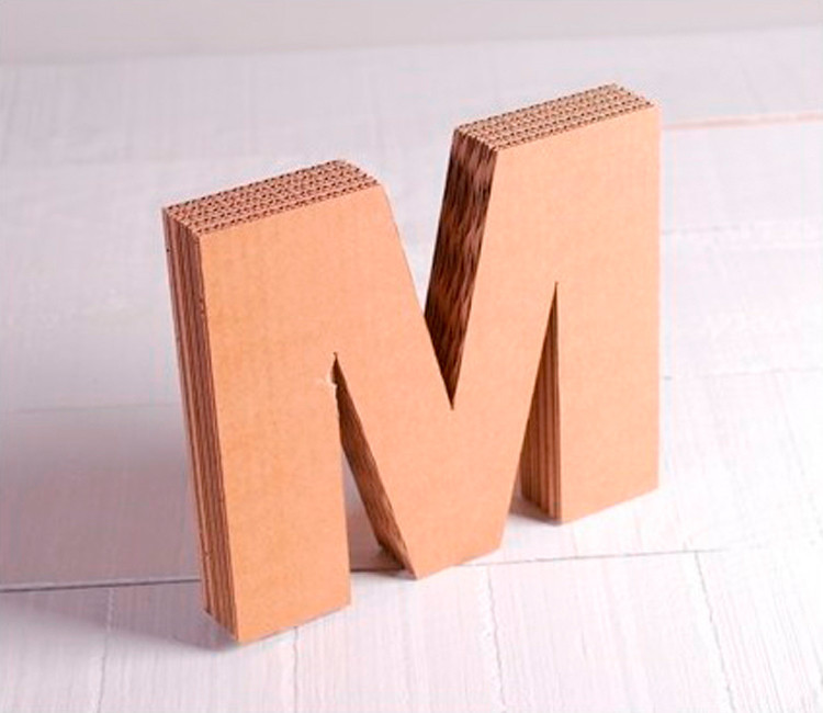 Lettres majuscules en carton décoratives