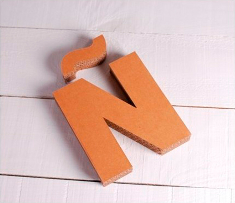 Lettres majuscules en carton décoratives