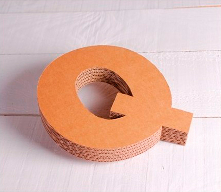 Lettres majuscules en carton décoratives