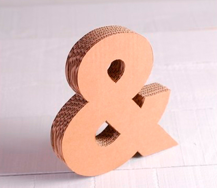 Lettres majuscules en carton décoratives