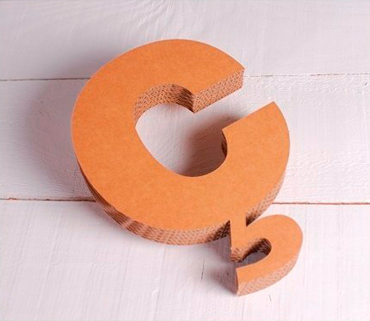 Lettres majuscules en carton décoratives