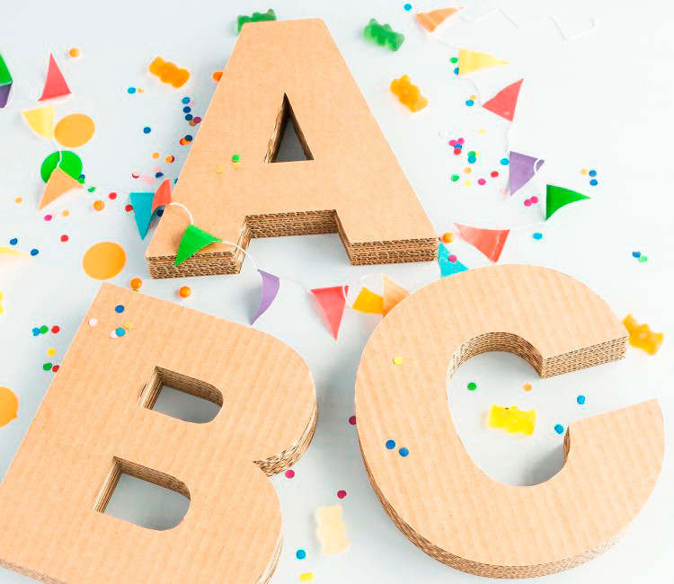 Lettres majuscules en carton décoratives