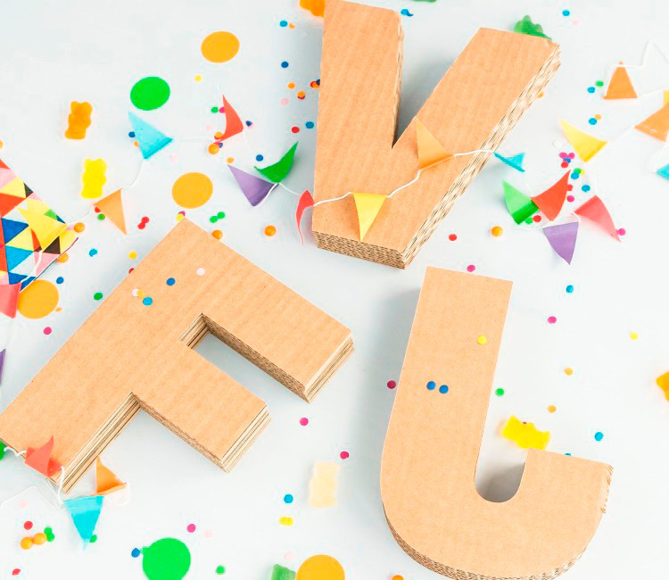 Lettres majuscules en carton décoratives