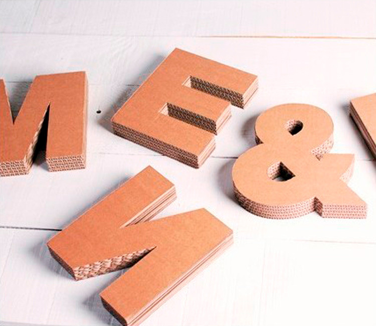 Lettres majuscules en carton décoratives