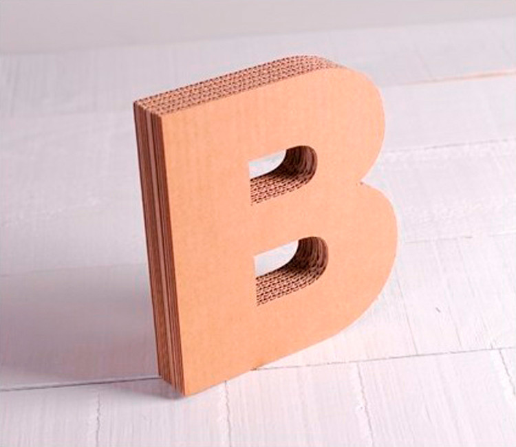 Lettres majuscules en carton décoratives