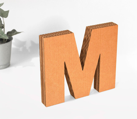 Lettres majuscules en carton décoratives