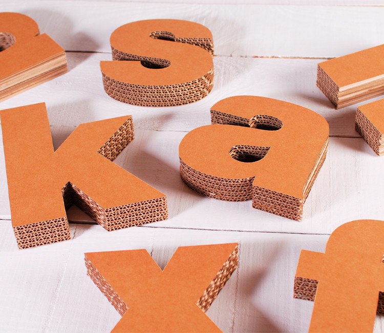 Lettres minuscules en carton décoratives