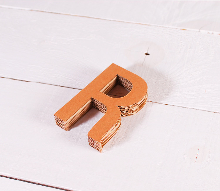 Lettres majuscules en carton décoratives