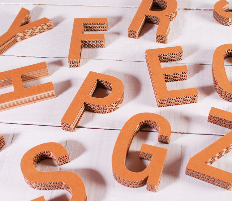 Lettres majuscules en carton décoratives