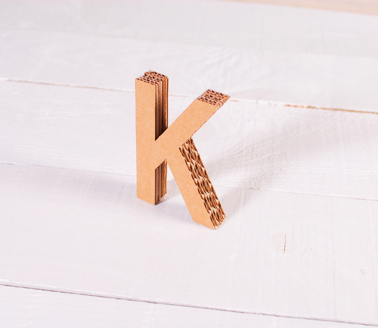 Lettres majuscules en carton décoratives