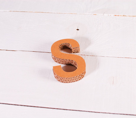 Lettres majuscules en carton décoratives
