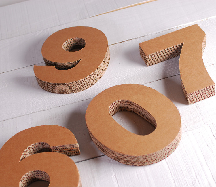 Originaux numéros en carton pour décorer, qui donnera une touche handmade à toute pièce. Des plus original, découvre-les!