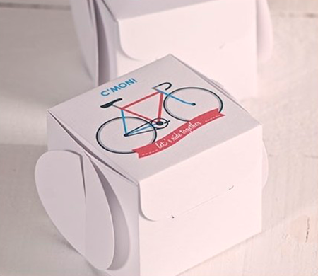 Boîte imprimée pour cadeaux. C'mon!