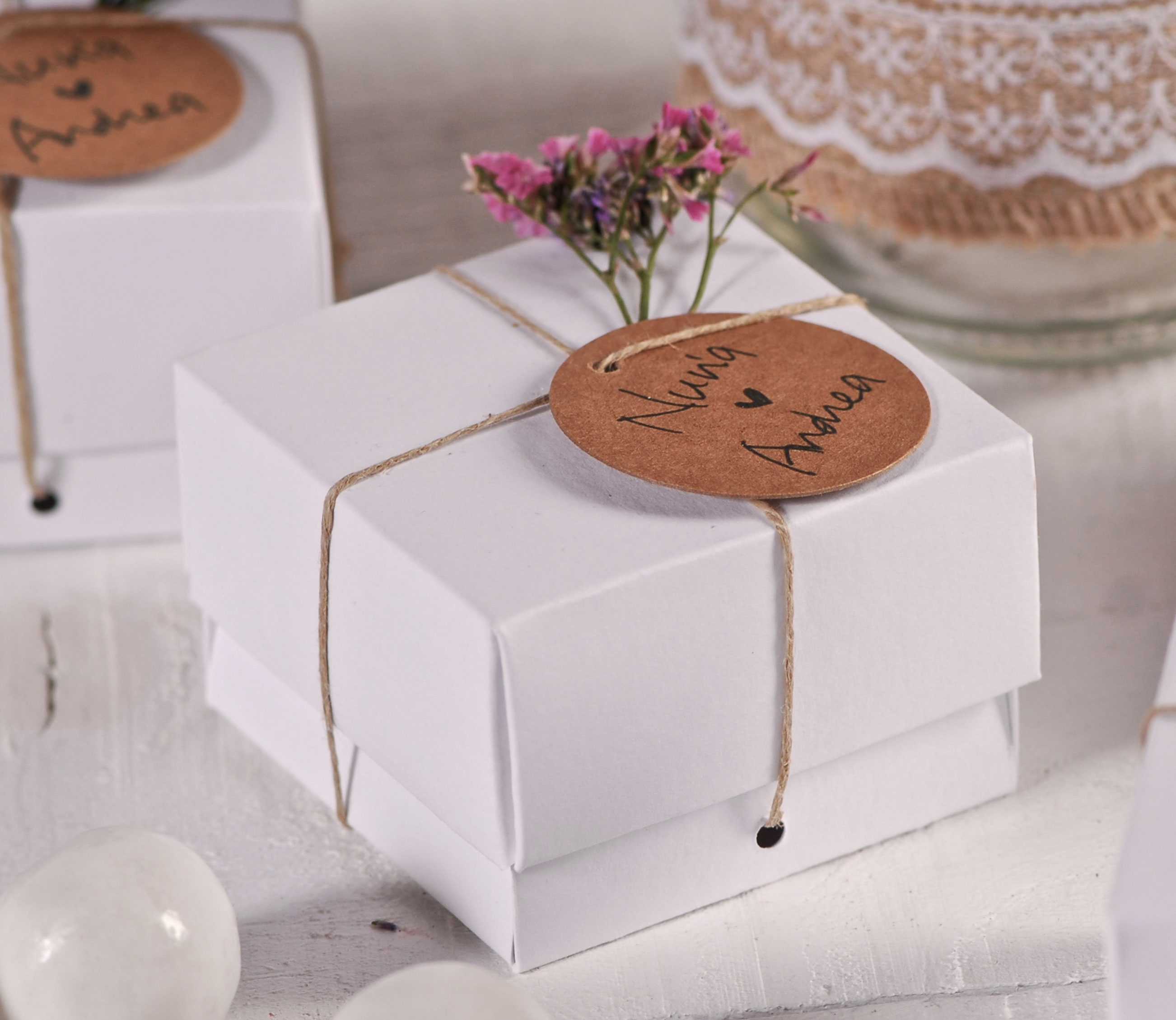 GIFTSAY Petite Boîte Cadeau 18 x 18 x 7,5 cm, Boîte Cadeau avec Couvercle  pour Anniversaire, Mariage, Fête (Magnétique, Blanc) : : Cuisine  et Maison