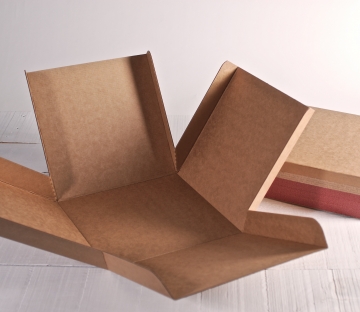 Caja cuadrada de envíos con decoración