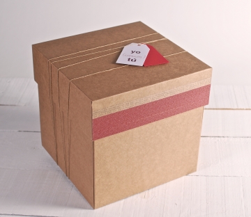 Caja cuadrada de envíos con decoración