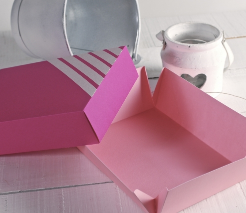Boîte avec étiquette imprimée d’un flamant rose