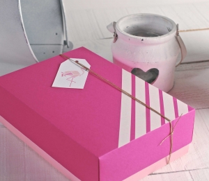 Boîte avec étiquette imprimée flamand rose